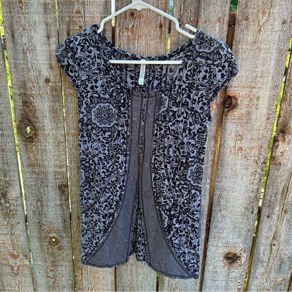 Monoreno blouse t shirt lace design short sleeve size small